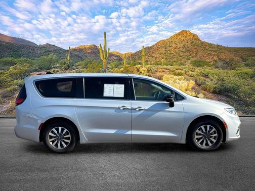 Silver Mist Clearcoat 2024 Chrysler Pacifica Hybrid Select