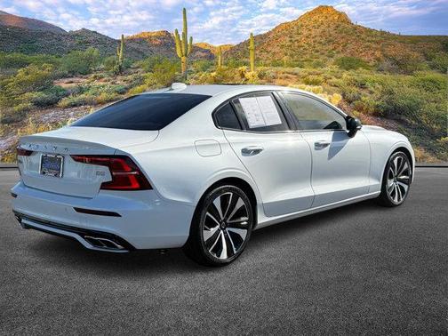 2022 Volvo S60 T5 Momentum