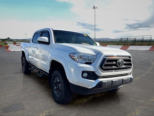 White 2022 Toyota Tacoma SR5