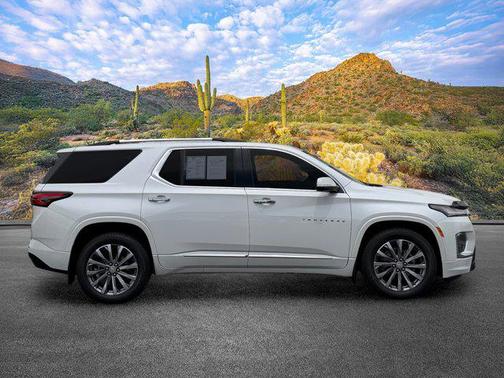 Iridescent Pearl Tricoat 2023 Chevrolet Traverse Premier