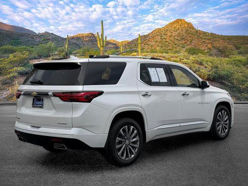 Iridescent Pearl Tricoat 2023 Chevrolet Traverse Premier