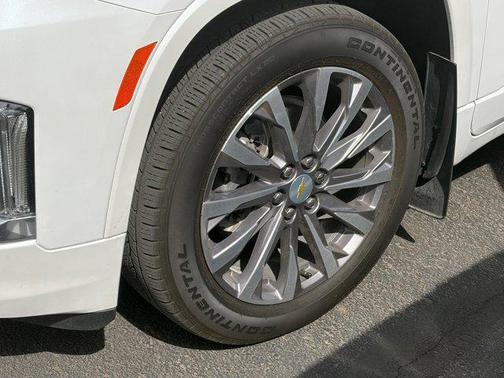 Iridescent Pearl Tricoat 2023 Chevrolet Traverse Premier