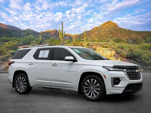 Iridescent Pearl Tricoat 2023 Chevrolet Traverse Premier