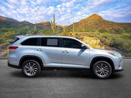 Celestial Silver Metallic 2019 Toyota Highlander XLE