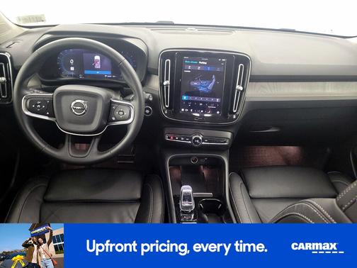 2023 Volvo XC40 B5 Ultimate Dark Theme