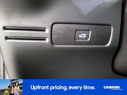 2023 Volvo XC40 B5 Ultimate Dark Theme