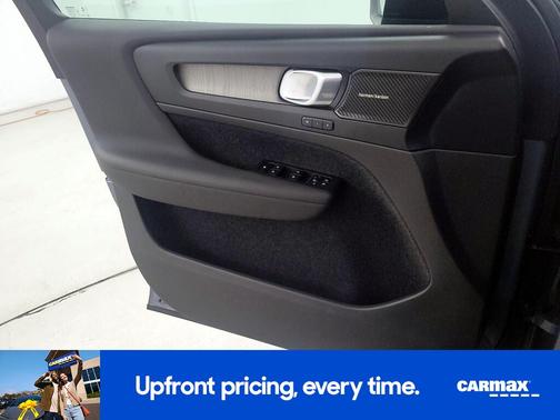 2023 Volvo XC40 B5 Ultimate Dark Theme