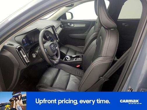 2023 Volvo XC40 B5 Ultimate Dark Theme