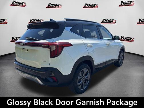 Clear White/Black Roof 2024 Kia Seltos S