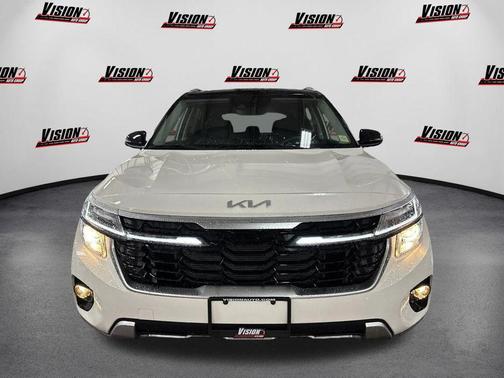 Clear White/Black Roof 2026 Kia Seltos S