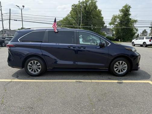 2022 Toyota Sienna LE
