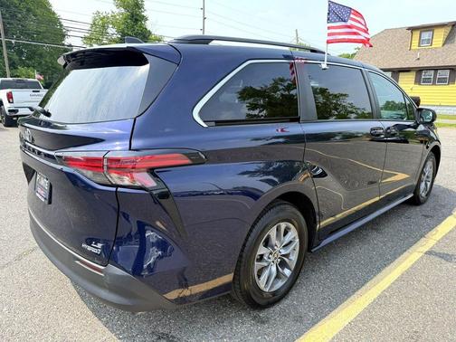 2022 Toyota Sienna LE