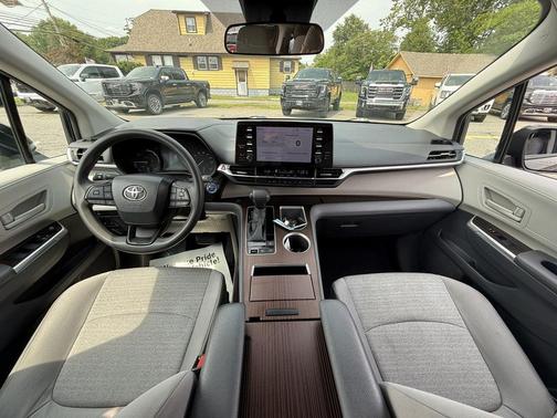 2022 Toyota Sienna LE