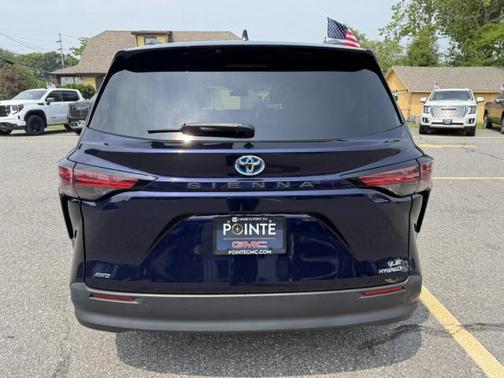 2022 Toyota Sienna LE