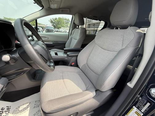 2022 Toyota Sienna LE