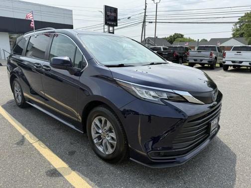 2022 Toyota Sienna LE
