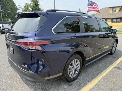 2022 Toyota Sienna LE