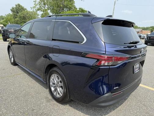 2022 Toyota Sienna LE