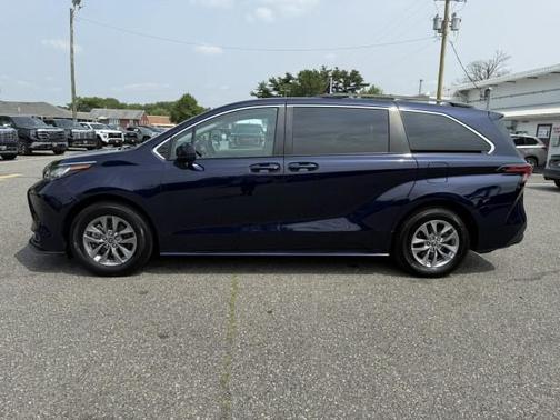 2022 Toyota Sienna LE