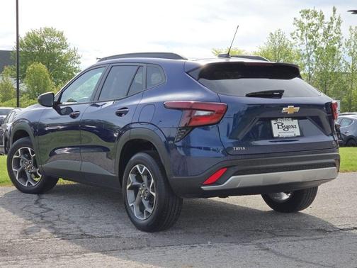 Blue Glow Metallic 2024 Chevrolet Trax LT