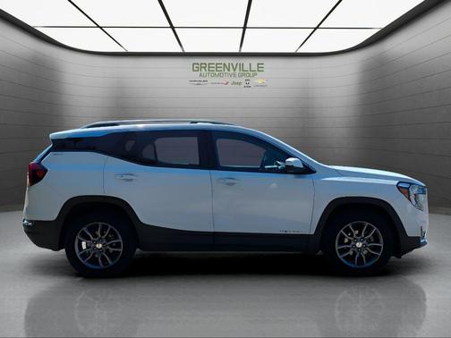 White 2023 GMC Terrain SLT