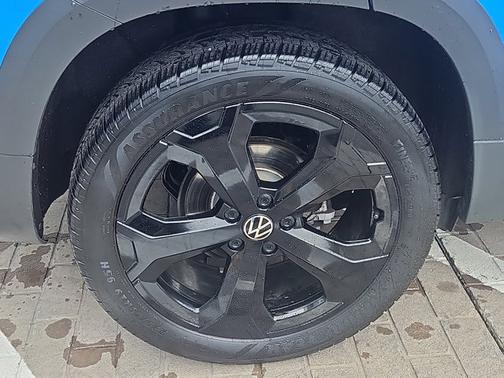 2025 Volkswagen Taos 1.5T SE Black