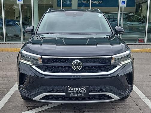 Deep Black Pearl Effect 2024 Volkswagen Taos 1.5T SE