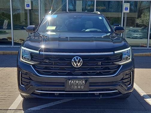 Deep Black Pearl Effect 2024 Volkswagen Atlas Cross Sport 2.0T SEL Premium R-Line