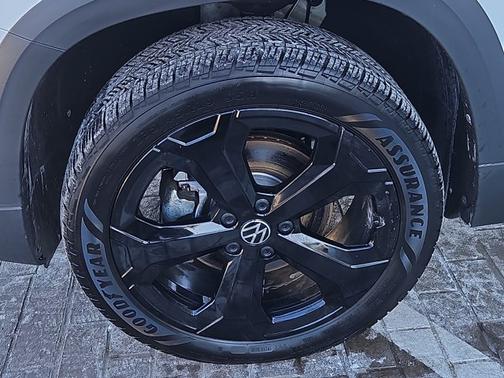 2025 Volkswagen Taos 1.5T SE Black