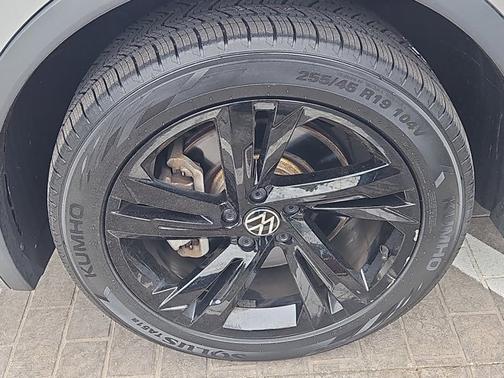 Pyrite Silver Metallic 2023 Volkswagen Tiguan 2.0T SE R-Line Black