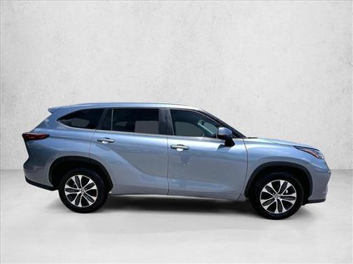 Moon Dust 2023 Toyota Highlander XLE