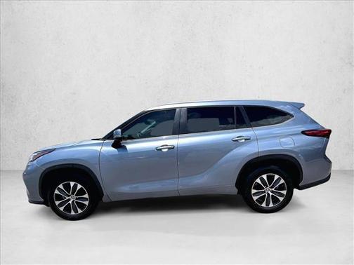 Moon Dust 2023 Toyota Highlander XLE