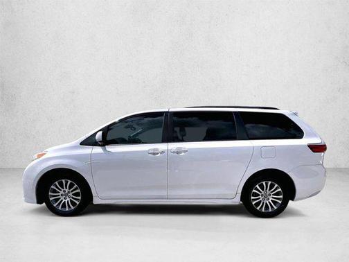 Blizzard Pearl 2020 Toyota Sienna XLE