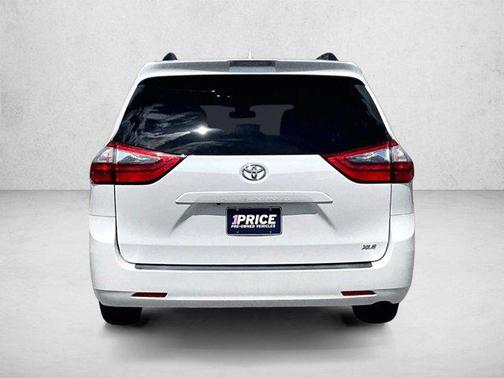 Blizzard Pearl 2020 Toyota Sienna XLE