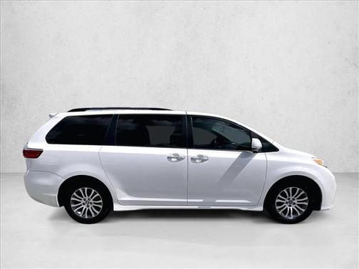 Blizzard Pearl 2020 Toyota Sienna XLE