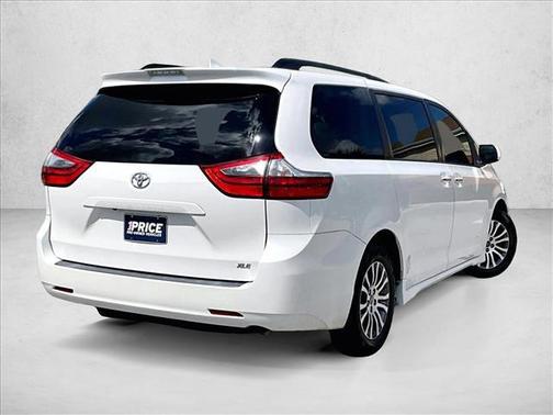Blizzard Pearl 2020 Toyota Sienna XLE