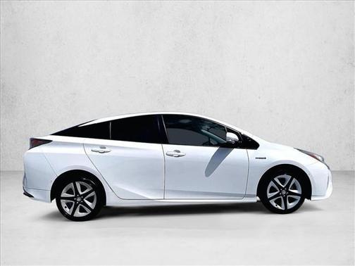 Blizzard Pearl 2018 Toyota Prius Three Touring