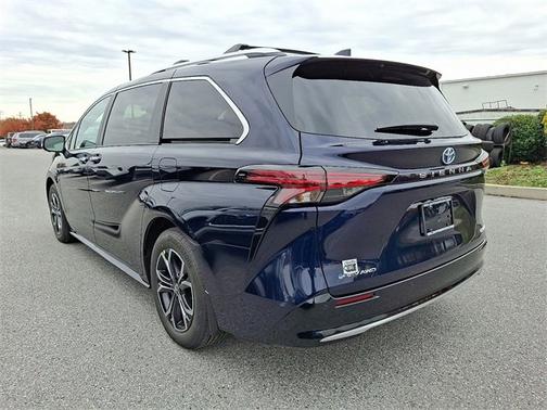 2025 Toyota Sienna Platinum
