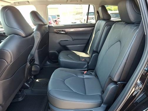 Midnight Black Metallic 2026 Toyota Highlander Platinum