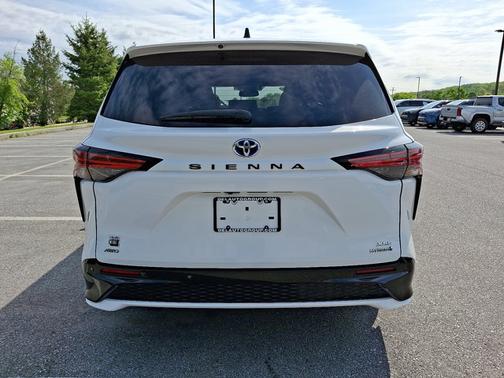 2021 Toyota Sienna XSE 7 Passenger
