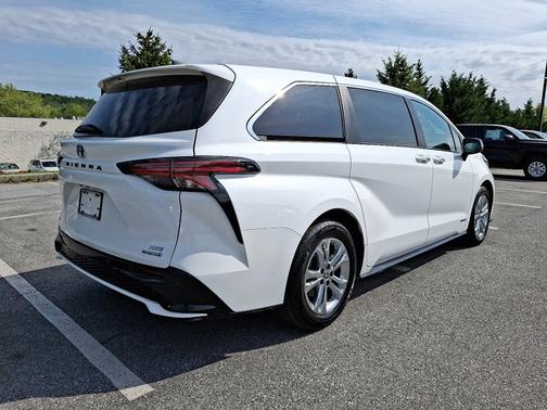 2021 Toyota Sienna XSE 7 Passenger