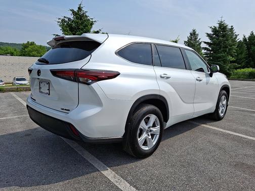 2024 Toyota Highlander LE