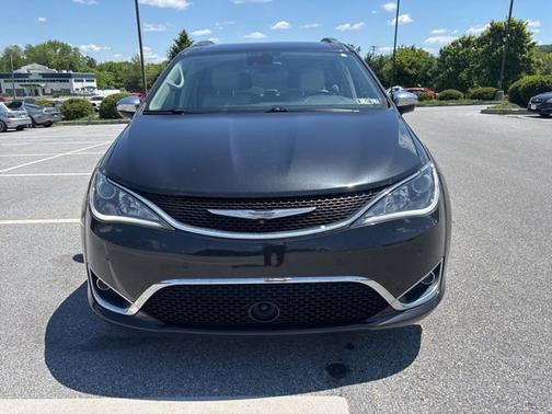 Brilliant Black Crystal Pearlcoat 2017 Chrysler Pacifica Limited
