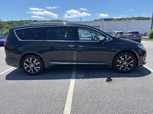 Brilliant Black Crystal Pearlcoat 2017 Chrysler Pacifica Limited