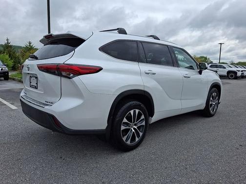 Wind Chill Pearl 2022 Toyota Highlander XLE