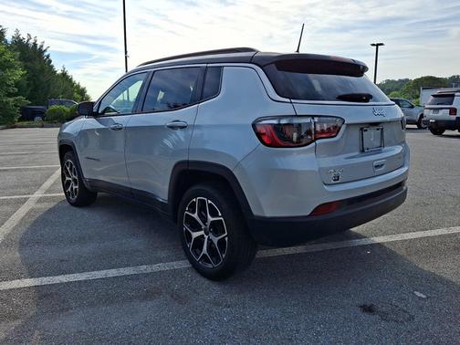 Silver Zynith Metallic Clearcoat 2025 Jeep Compass Limited