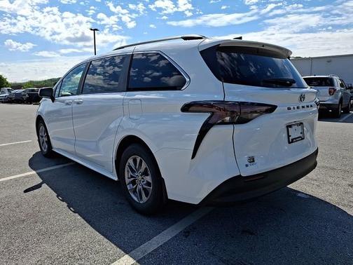 Ice Cap 2026 Toyota Sienna LE