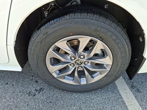 Ice Cap 2026 Toyota Sienna LE