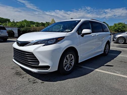 Ice Cap 2026 Toyota Sienna LE