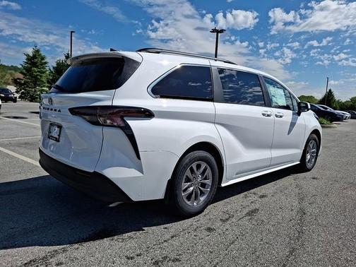 Ice Cap 2026 Toyota Sienna LE